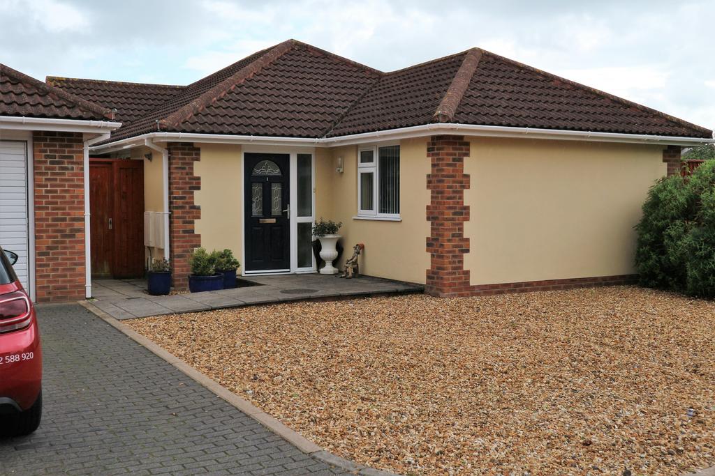 Larch Close, Christchurch, BH23 3 bed bungalow £1,450 pcm (£335 pw)
