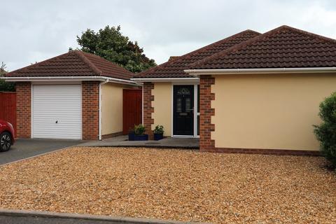 3 bedroom bungalow to rent, Larch Close,, Christchurch, BH23
