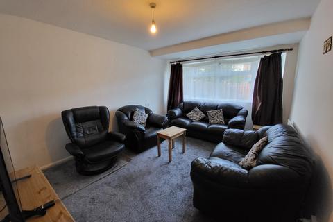 4 bedroom terraced house to rent, Lingmoor Walk, Hulme, Manchester. M15 6EN