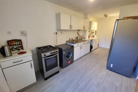 4 bedroom terraced house to rent, Lingmoor Walk, Hulme, Manchester. M15 6EN