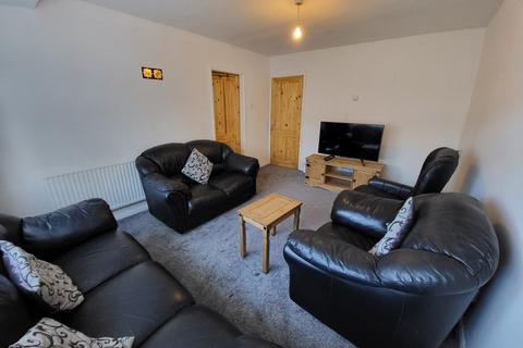 4 bedroom terraced house to rent, Lingmoor Walk, Hulme, Manchester. M15 6EN