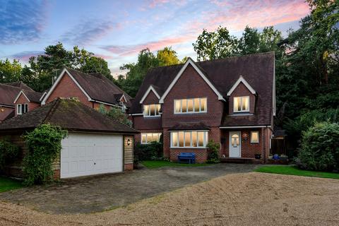 5 bedroom detached house for sale, Gated development, 0.7 miles to centre, backing onto protected woodland