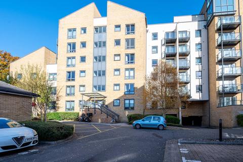 2 bedroom flat to rent - Ashton Court, Woking, GU21