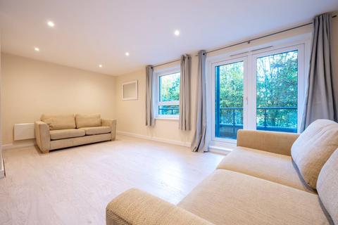 2 bedroom flat to rent - Ashton Court, Woking, GU21