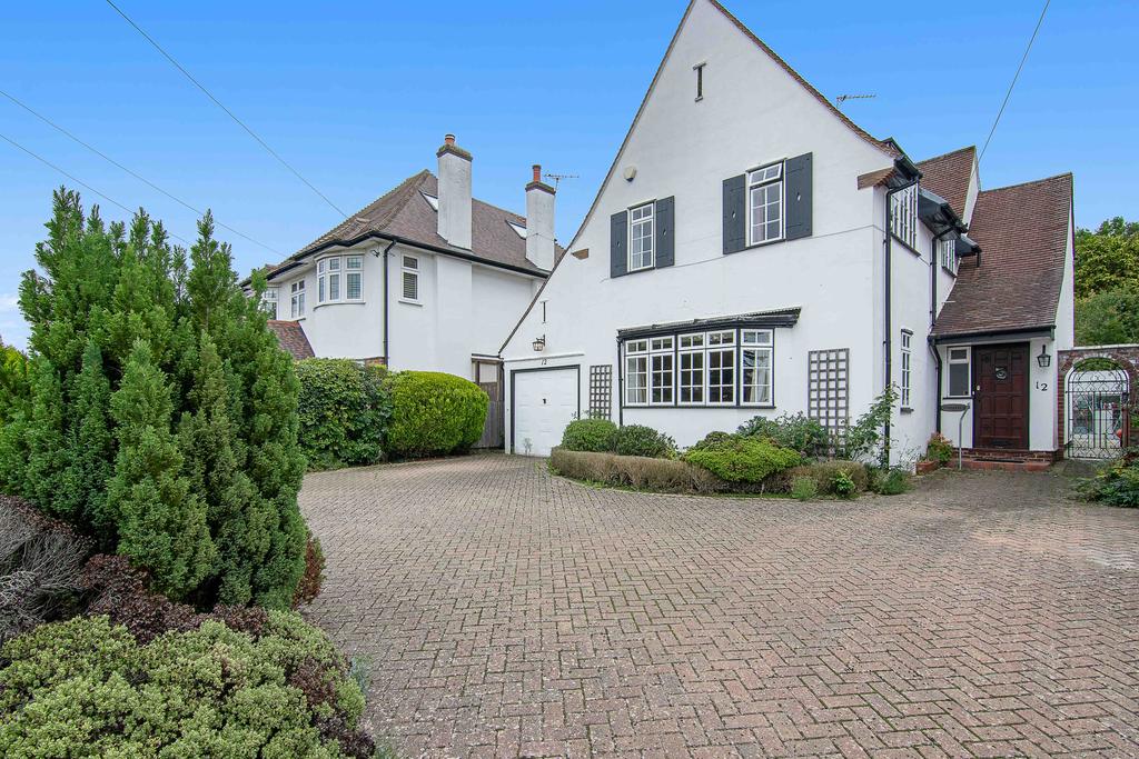 Bradmore Way, Brookmans Park AL9 4 bed detached house £1,200,000