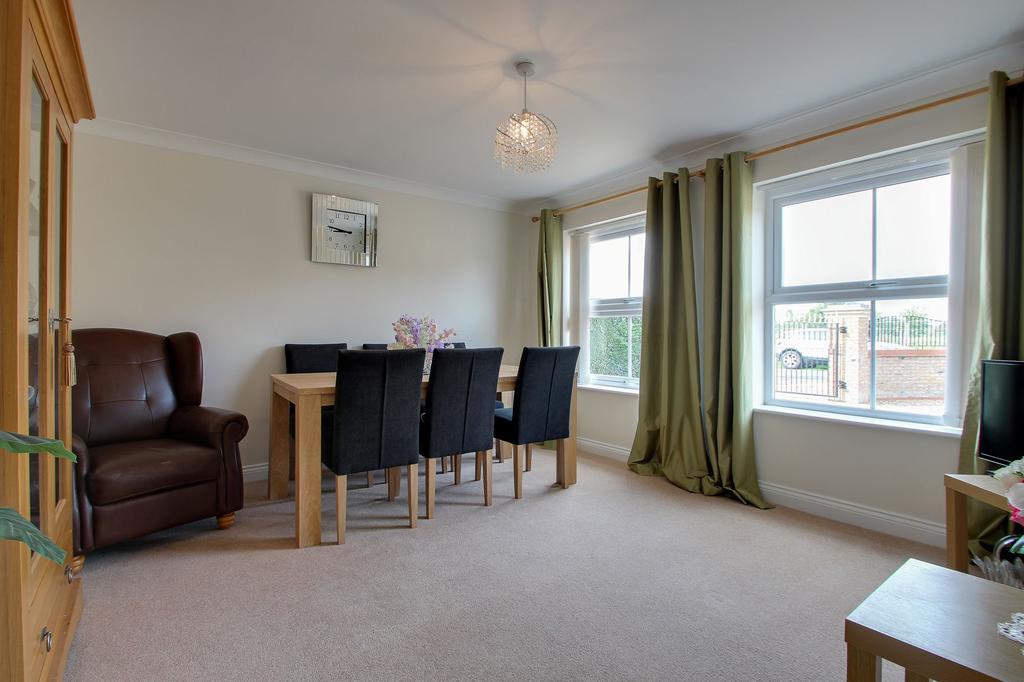 DINING ROOM - 13' 0" x 12' 2" (3.97 m x 3.72 m)