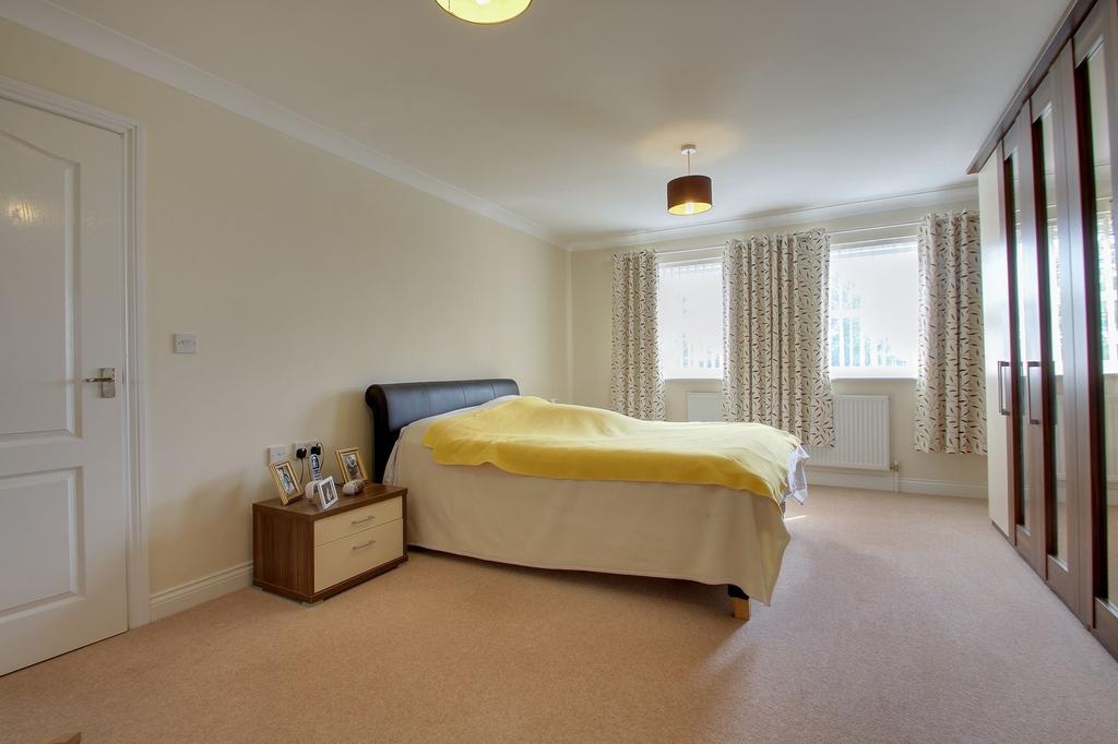 MASTER BEDROOM - 18' 2" x 13' 0" (5.55 m x 3.97 m)
