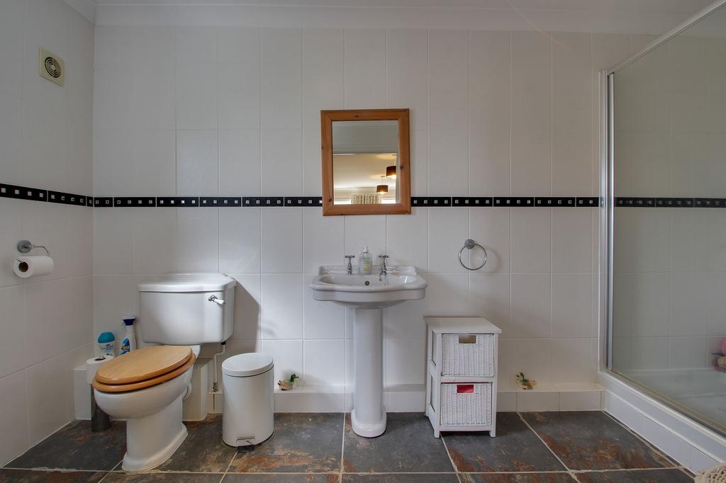 EN-SUITE - 12' 11" x 5' 10" (3.95 m x 1.78 m)
