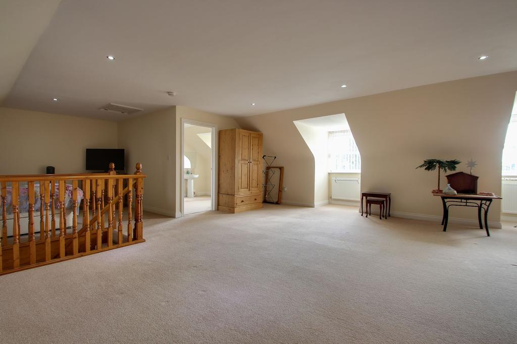 LOUNGE/BEDROOM - 31' 6" x 22' 4" (9.61 m x 6.82 m)
