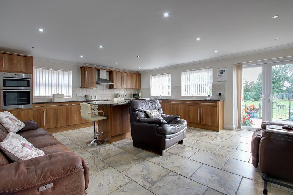 KITCHEN - 19' 6" X 17' 3" (5.96 m x 5.28 m)