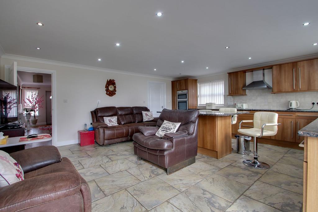KITCHEN - 19' 6" X 17' 3" (5.96 m x 5.28 m)