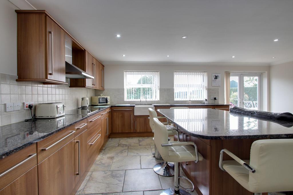 KITCHEN - 19' 6" X 17' 3" (5.96 m x 5.28 m)