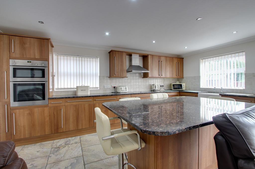 KITCHEN - 19' 6" X 17' 3" (5.96 m x 5.28 m)