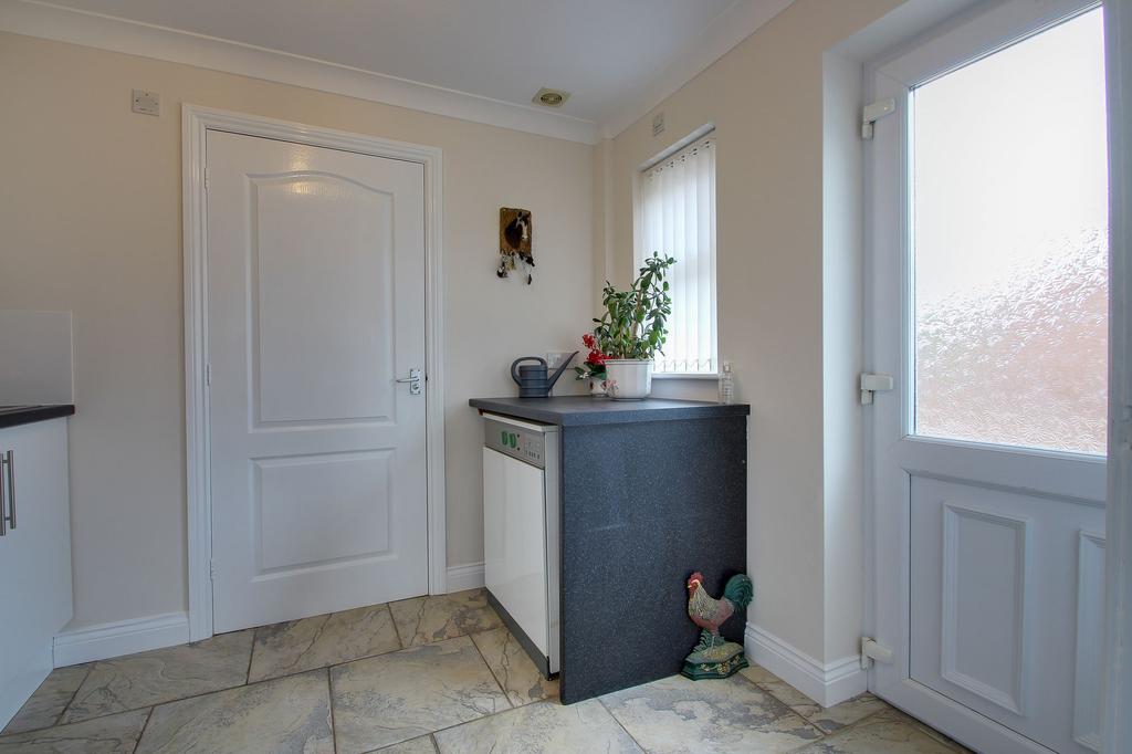 UTILITY ROOM - 9' 2" x 7' 7" (2.81m x 2.32m)