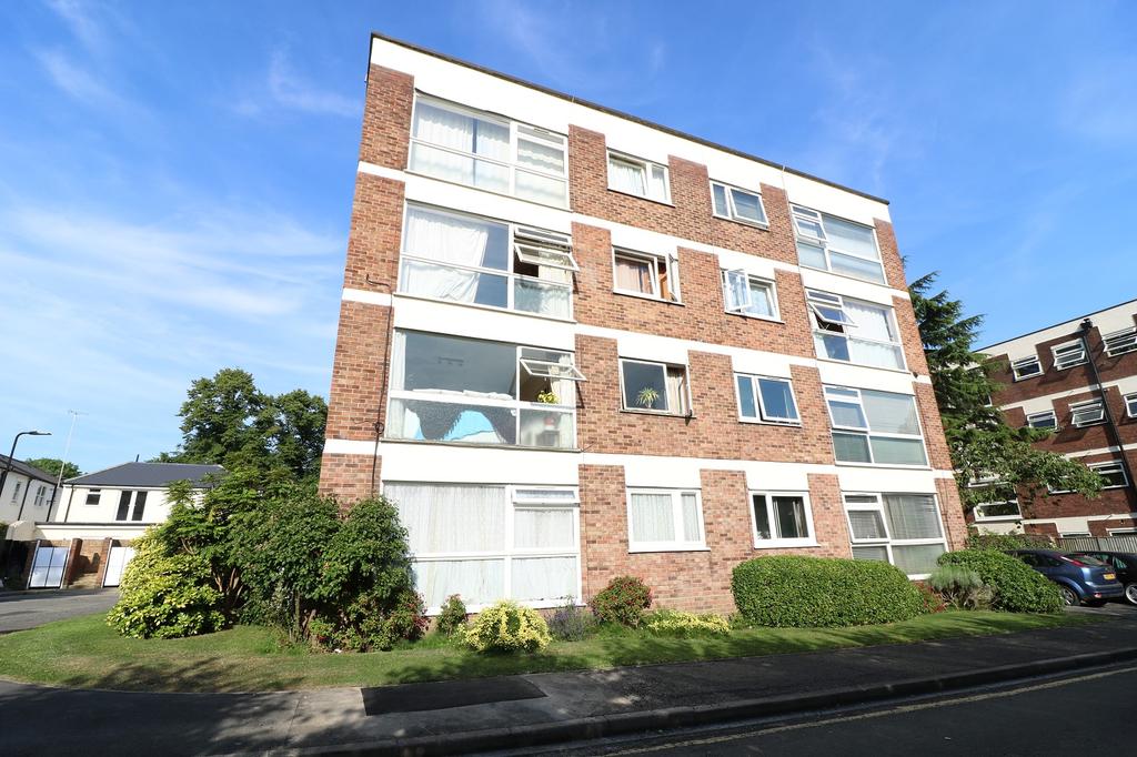 Pinewood Grove, Ealing, London. W5 2AG 2 bed apartment £1,900 pcm (£