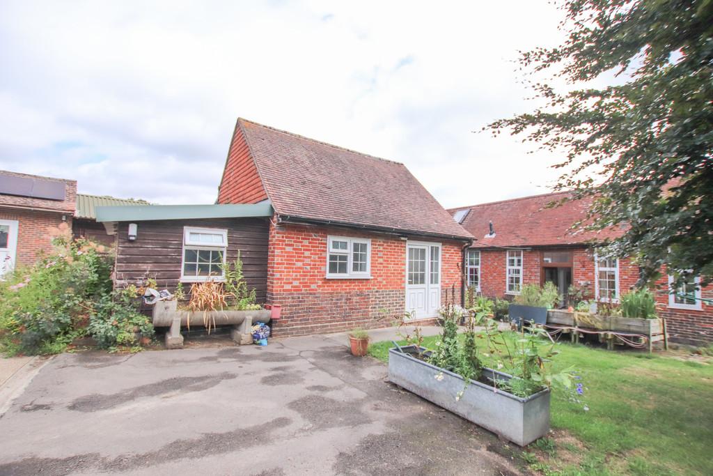 Ashurst Wood, West Sussex 1 bed detached house £750 pcm (£173 pw)