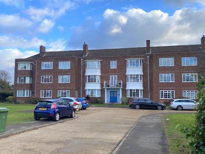 Giggs Hill Gardens, Thames Ditton 2 bed apartment £1,600 pcm (£369 pw)