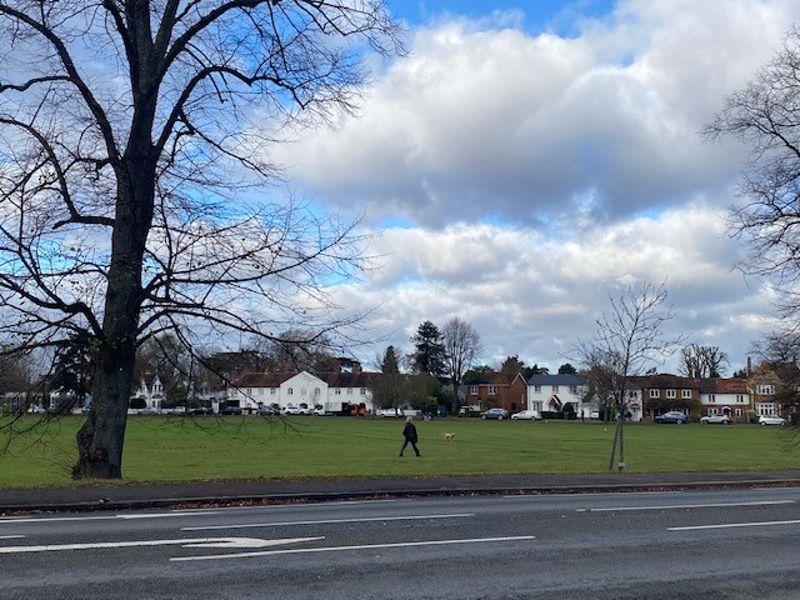 Giggs Hill Gardens, Thames Ditton 2 bed apartment £1,600 pcm (£369 pw)