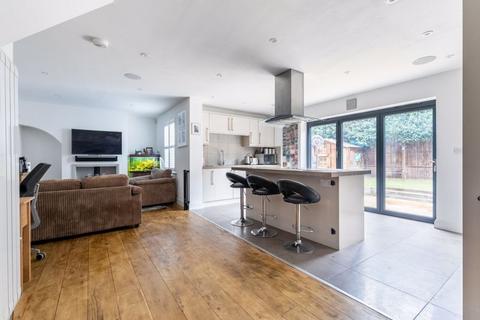4 bedroom semi-detached house for sale, Sassoons Cottages, Walton-On-Thames