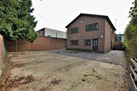 8 bedroom property with land for sale - The Common, Town Centre, Hatfield