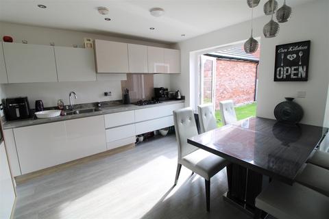 4 bedroom house for sale - Buttercup Drive, Daventry