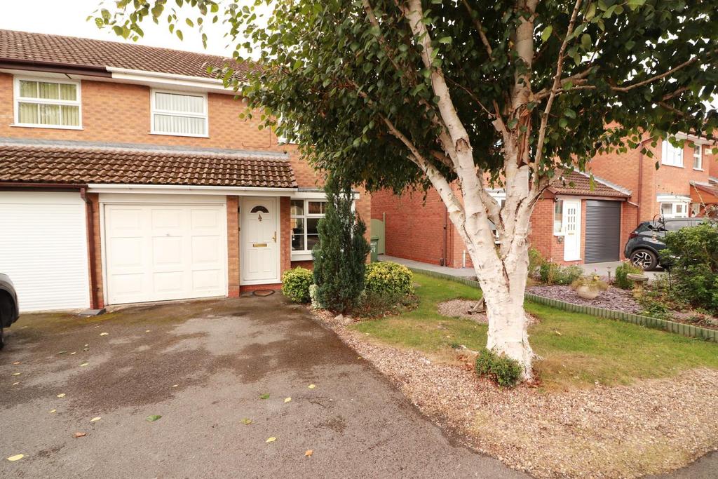 Shackleton Avenue, Yate, Bristol 3 bed semidetached house £325,000
