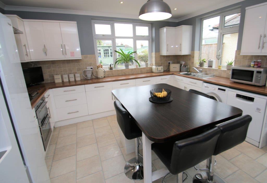 Queen Mary Road, Salisbury 4 bed detached house £450,000