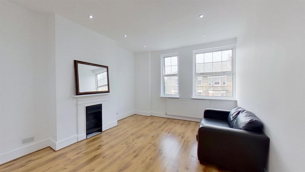 Garratt Lane Earlsfield London 2 bed flat £1,700 pcm (£392 pw)