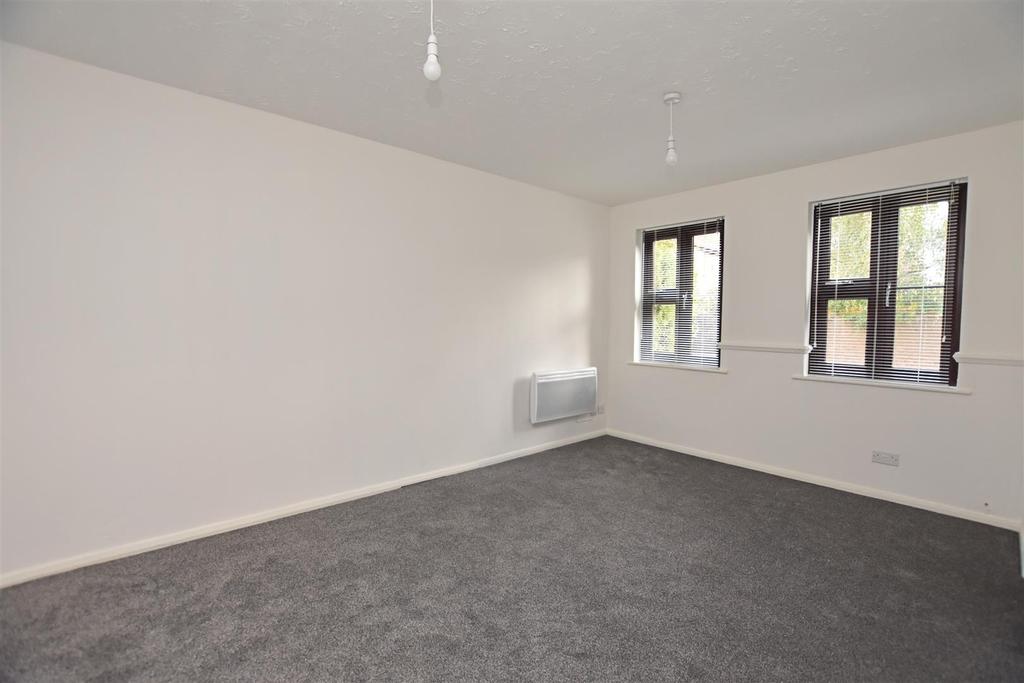 Spencer Court, South Woodham Ferrers Studio £625 pcm (£144 pw)