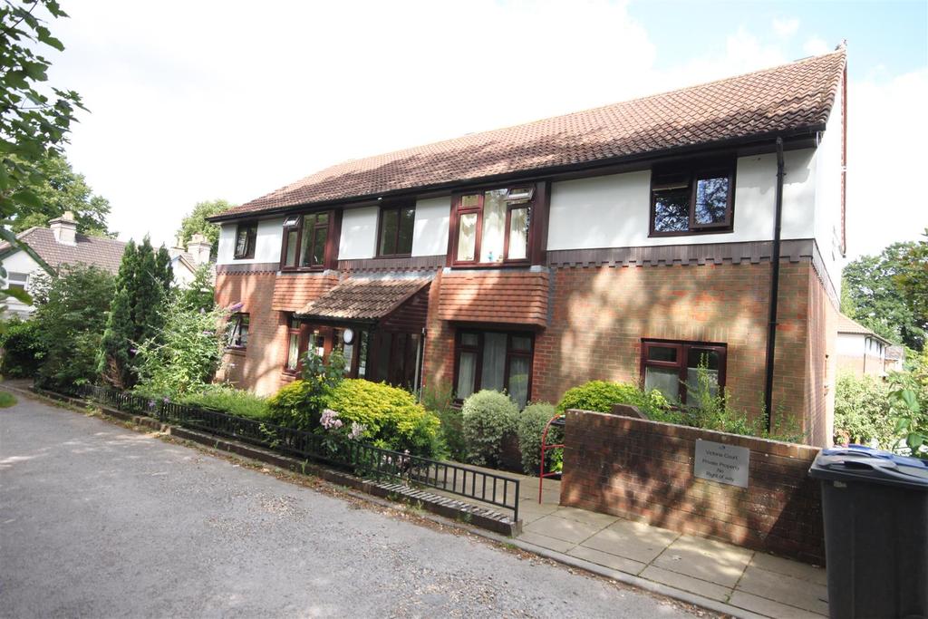 Park Lane, Salisbury 2 bed flat for sale £105,000