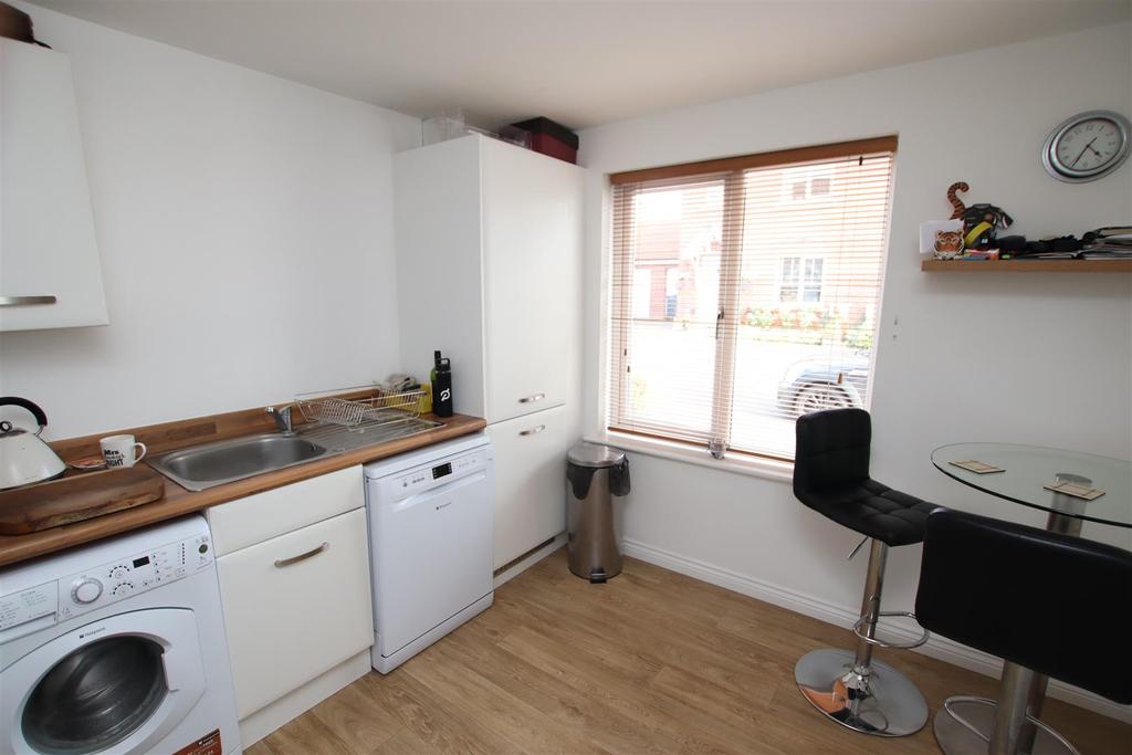 Shareford Way, Cranbrook, Exeter 3 bed semidetached house £290,000