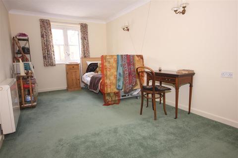 2 bedroom flat for sale - Archers Court, Salisbury