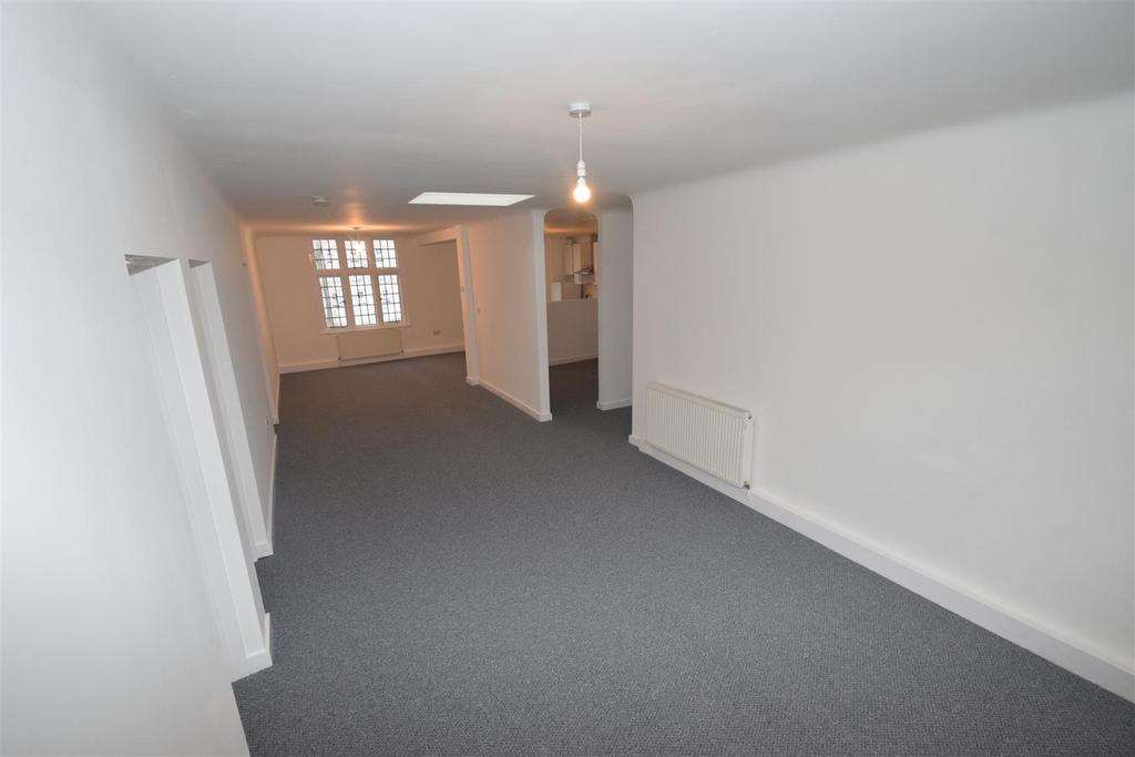 Fairfield Avenue Staines Upon Thames... 3 bed flat £1,500 pcm (£346 pw)