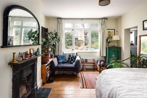 10a Alcester Crescent, London, E5 9PX