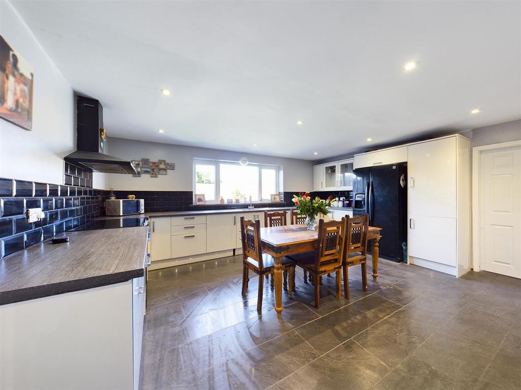 Bridgeway East, Pentre Maelor, Wrexham 3 bed terraced house £190,000