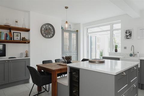 102a Lesbourne Road, Reigate, RH2 7JX