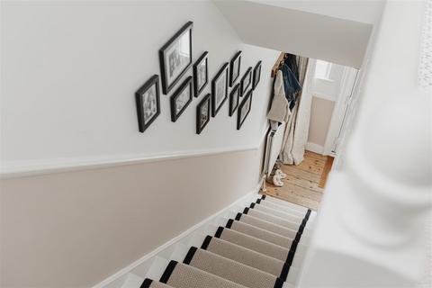 102a Lesbourne Road, Reigate, RH2 7JX