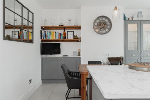 102a Lesbourne Road, Reigate, RH2 7JX