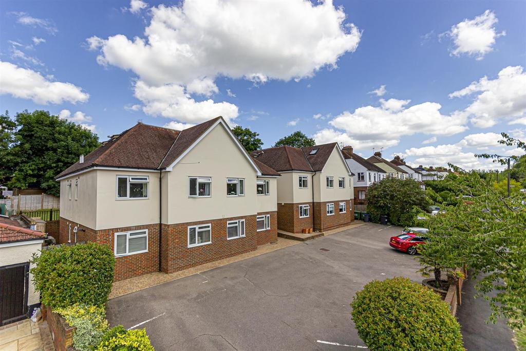 Warren Road, Banstead 3 bed apartment £475,000