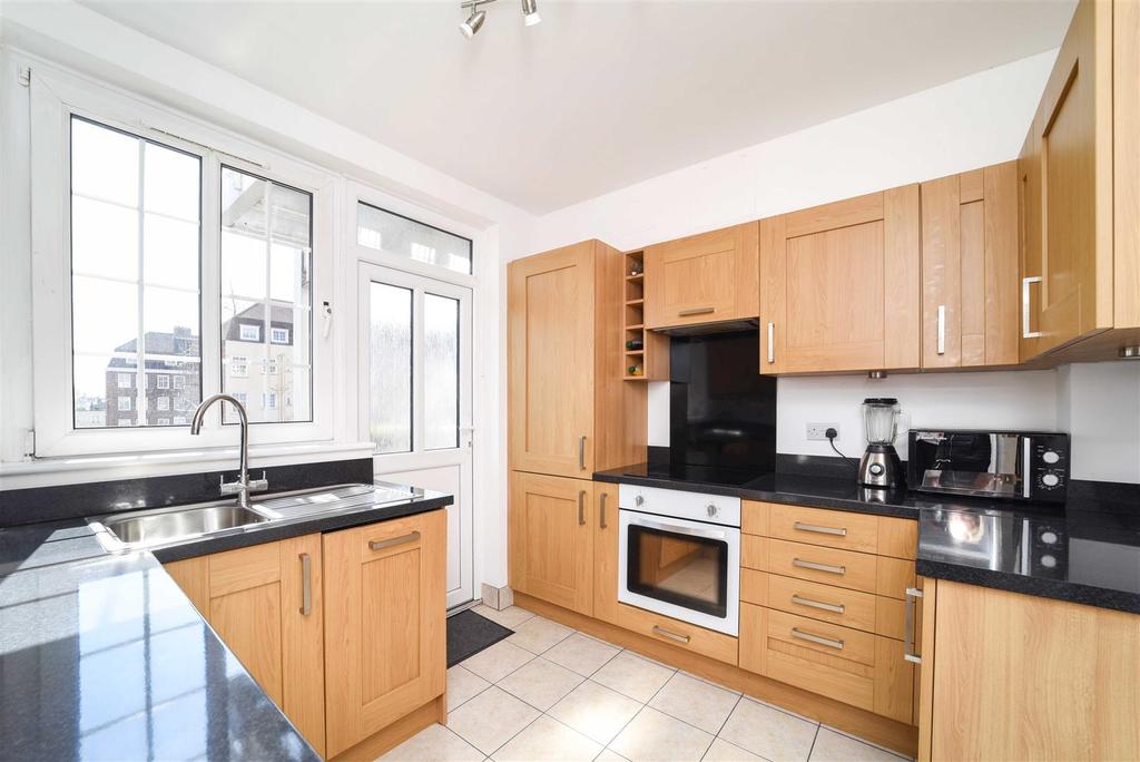Lebanon Court, Richmond Road, Twickenham 2 bed flat £2,250 pcm (£519 pw)