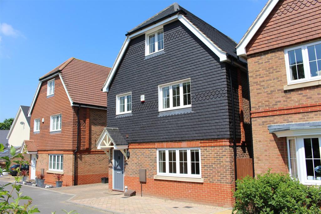 Ash Close, Banstead 5 bed detached house £3,000 pcm (£692 pw)