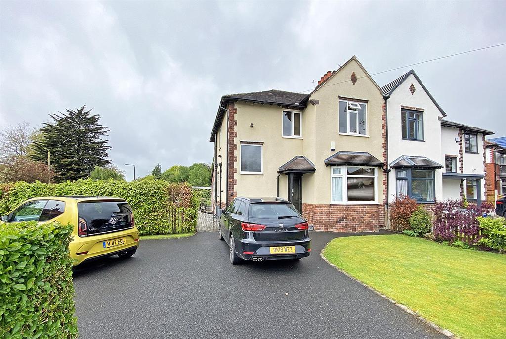 Green Walk, Timperley 3 bed semidetached house £600,000