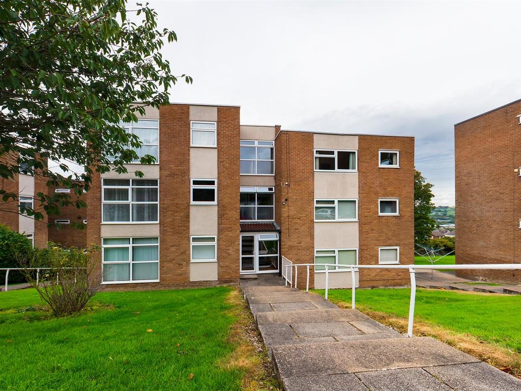 17 Hallam Court, Off Pembroke Road, Dronfield 2 bed flat £650 pcm (£