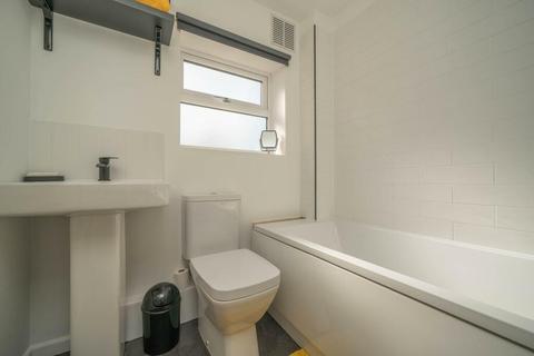 37 Aylesbury Close, Tytherington, Macclesfield, SK10 2LE