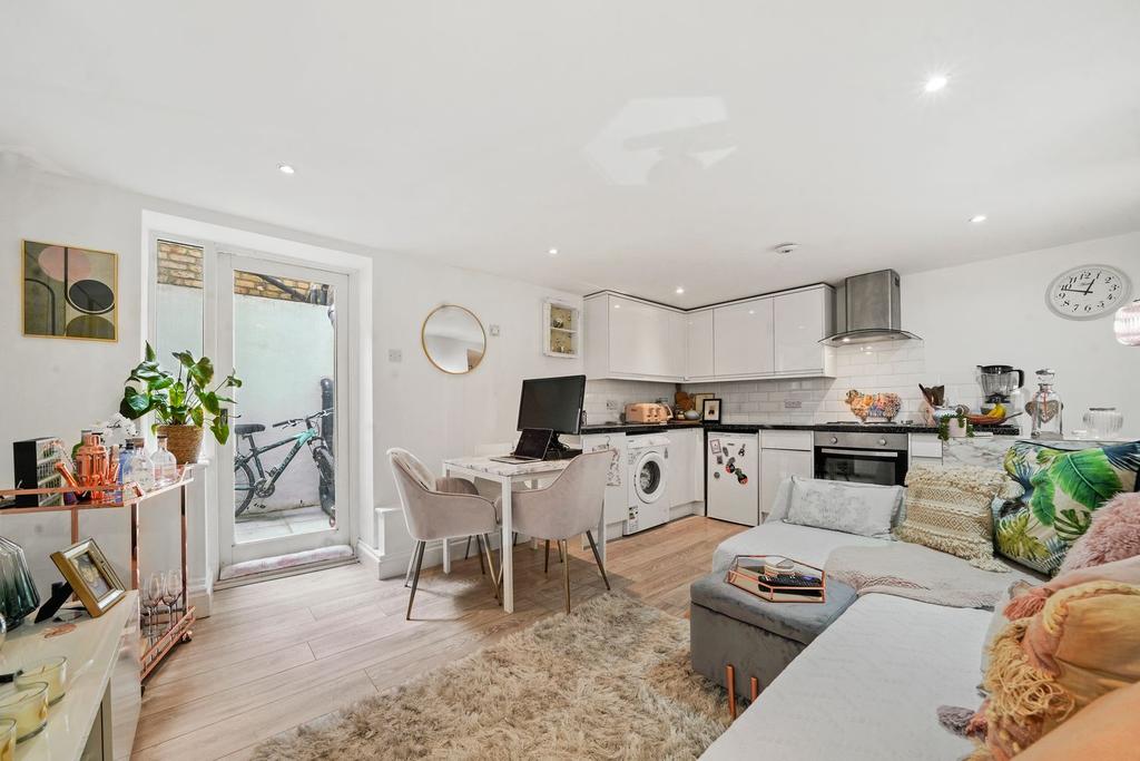 Putney Bridge Road, London, SW15 1 bed flat for sale £325,000