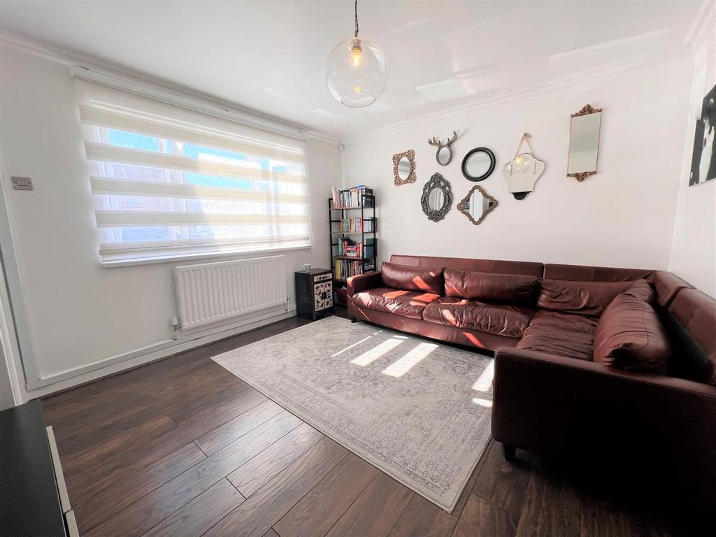 Stoneleigh Avenue, Enfield EN1 2 bed terraced house £1,700 pcm (£392 pw)