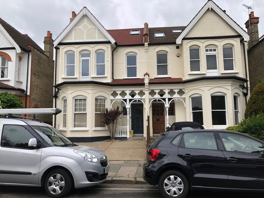 Broomfield Avenue, Palmers Green 2 bed flat £1,875 pcm (£433 pw)