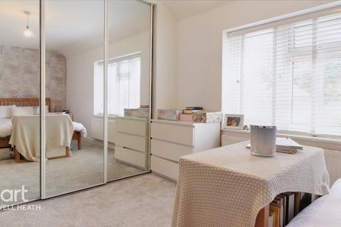 20 Walnut Tree Road, Dagenham, RM8 3JB