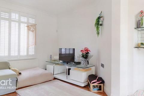 20 Walnut Tree Road, Dagenham, RM8 3JB