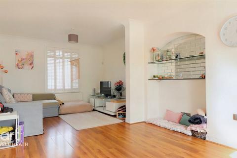 20 Walnut Tree Road, Dagenham, RM8 3JB